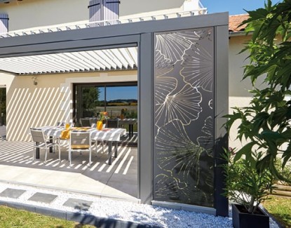 Pergola à paroi décorative