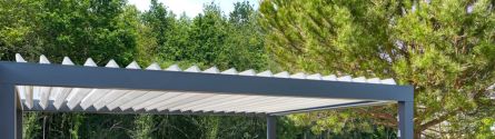 Notre pergola bioclimatique Alternativ en aluminium est conçue pour vous offrir confort et protection à petit prix.