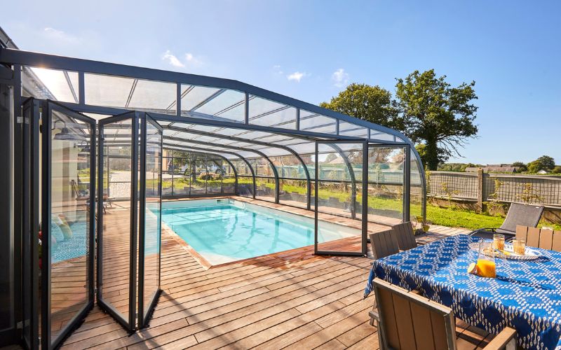 Abri de piscine haut de Benoît | Espace de vie et protection pour votre piscine | Gustave Rideau