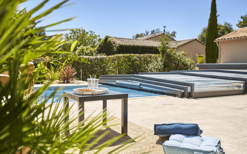 L'abri de piscine semi-plat d'Olivier | Design et protection pour votre piscine | Gustave Rideau