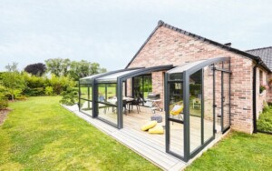 Installer un abri de terrasse : quelles sont les dépenses annexes à budgéter ?