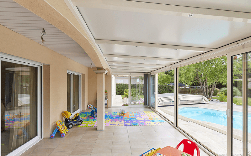 Une grande véranda pour créer une salle de jeux pour enfants
