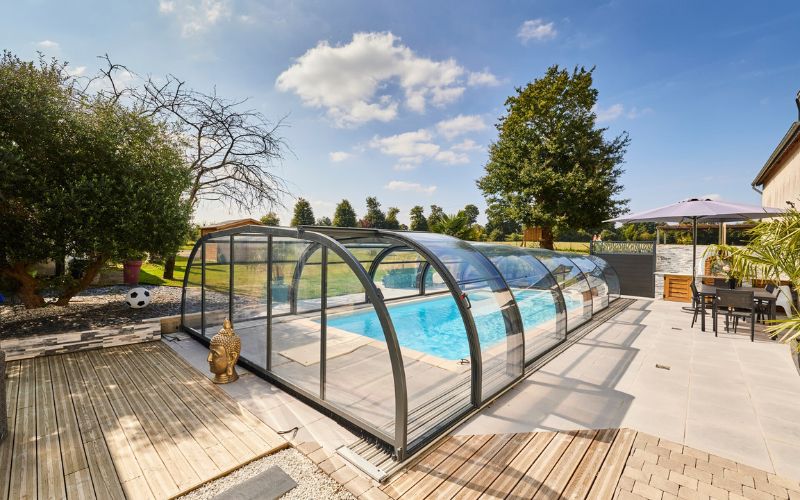 L'abri de piscine Elliptik mi-haut d'Olivier