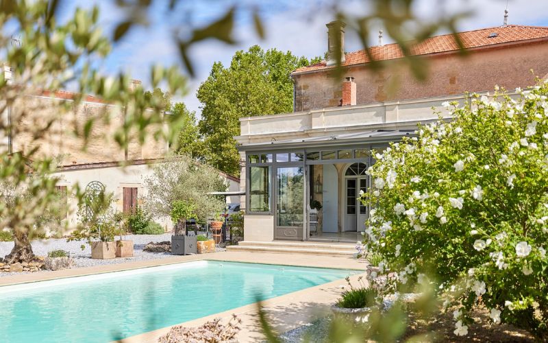 La véranda Eleganz de Loïc et Sylvie | Espace de vie lumineux et intemporel | Gustave Rideau