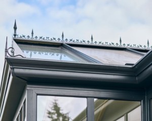 véranda avec crête de toiture