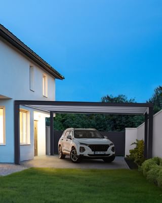 Rien de plus agaçant en automne que de rentrer dans la maison avec les chaussures mouillées ou pleines de boues et de feuilles mortes après avoir traversé le jardin. 🍂

Avec le carport, fini de prendre la pluie le temps de décharger les courses, de mettre le pied dans une flaque en sortant de la voiture ou de voir une montagne de feuilles coincées dans les essuie-glaces.

L'abri de voiture vous protège des intempéries et garde votre véhicule à l'abri. Sa toiture plate étanche évacue les eaux de plue via les poteaux de soutien. 🌧 

Optez pour plus de confort avec le carport !

#carport #abrivoiture #garage #projetmaison #maison #amenagementexterieur #gustaverideau [instagram]