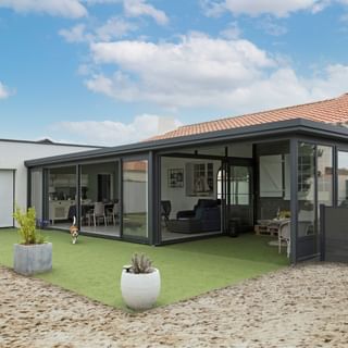 On aime ce projet avec deux espaces 🥰 ! D'un côté un salon aménagé dans la véranda et de l'autre un préau ouvert sur le jardin. Deux salles, deux ambiances pour se sentir bien chez soi 🥳

#gustaverideau #veranda #preau #projetmaison #maison #amenagementexterieur #jardin #exterieur [instagram]