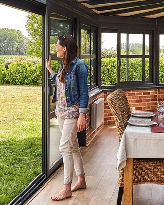 L'automne va bientôt laisser place à l'hiver. ❄️ 

On profite des grandes ouvertures de la véranda pour aérer la maison avant qu'il ne fasse trop froid.

Aérer la maison quotidiennement est important pour renouveler l'air et chasser les microbes de saison. 🌬 
Avec les baies coulissantes de la véranda, vous pouvez donner un grand coup de frais à la maison rapidement chaque matin. 

Profitez d'une maison saine qui respire. ☺️

#véranda #inspirationmaison #extensionmaison #projetmaison #gustaverideau [instagram]