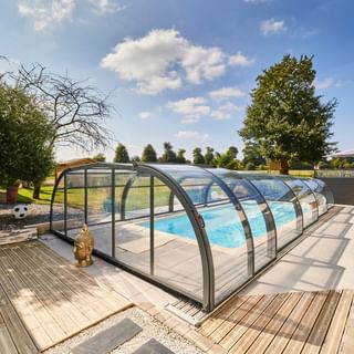 Besoin de protéger votre piscine pour l'hiver 🧐 ? Installez un abri piscine Gustave Rideau Elliptik mi-haut. Son avantage : il fait 1,80m de haut, ce qui permet d'installer un espace détente en plus 👌.

#abripiscine #piscine #exterieur #amenagementexterieur #saison #gustaverideau [instagram]