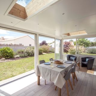 Projet d'extension Esthète d'une superficie de 21m² qui s'adapte parfaitement à la maison avec sa couleur blanche, pour un effet intemporel 👍. On apprécie la grande ouverture sur le jardin et les deux puits de lumière 🤩

#extensionmaison #gustaverideau #veranda #projetmaison #interieur #amenagement #agrandissementmaison #jardin [instagram]