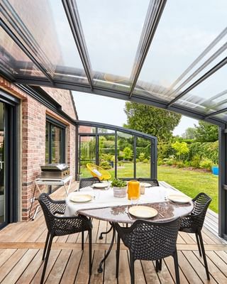 Ça y est, l'automne est arrivé, l'été est officiellement terminé. 🍂 
Mais ce n'est pas pour autant que les soirées sur la terrasse vont elles aussi s'arrêter !

Grâce à l'abri de terrasse, vous profitez de votre extérieur encore plus longtemps. Le système d'ouverture téléscopique vous permet de gérer à votre guise l'ouverture de la terrasse. 

Une soirée grillades ? On ouvre au dessus du barbecue pour laisser la fumée s'échapper, on laisse la table à l'abri pour oublier la température plus fraîche de fin de soirée. 
 
On est pas bien là ? 😎

#abriterrasse #terrasse #projetmaison #maison #amenagementexterieur #gustaverideau [instagram]