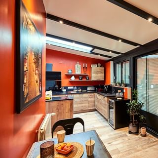 Inspiration d'un aménagement de cuisine sous une véranda Esprit de 15m² 🤩

#veranda #gustaverideau #cuisine #amenagementinterieur #esprit #inspiration #decoration #rouge [instagram]