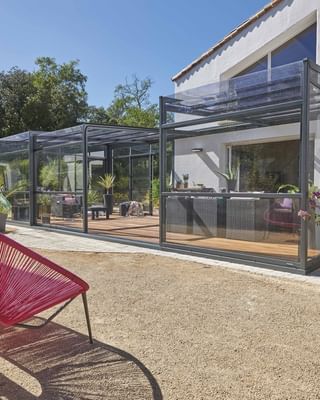 Ouverture télescopique 👀 

L'abri de terrasse télescopique s'ouvre et se referme selon vos envies. Ce système d'ouverture permet de basculer l’ensemble de l’abri d’un côté ou de l’autre selon l’angle que vous aurez choisi au moment de sa conception. 
Ainsi, par beau temps, vous pouvez ouvrir la totalité de l'abri pour obtenir une terrasse 100% extérieure. ☀️
À l'inverse, lorsque la météo est moins favorable ou que les températures sont plus fraîches, vous pouvez recouvrir la terrasse pour en faire une pièce couverte et fermée. 🌧

Il est également possible d'ajouter des options sur les façades et les pignons, comme des portes accordéons ou des fenêtres coulissantes.
👉🏼 Pour tout savoir sur les abris télescopiques, rendez-vous sur notre site internet ! 

#gustaverideau #abriterrasse #projetmaison #maison #amenagementexterieur #habitat #terrasse #detente #soleil [instagram]