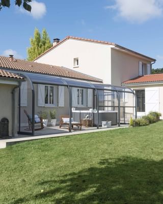 Ambiance 5 étoiles avec cet abri de spa intégré à la maison. ✨

L'abri panoramik et sa grande surface transparente offrent une véritable bulle de bien être. 🫧
Profitez d'une vue imprenable sur l'extérieur lors de vos séances spa, tout en restant à l'abri.

Ici, l'abri est adossé à la maison. Son design sobre s'intègre parfaitement à l'architecture de la batisse.

Découvrez nos abris de spa sur gustaverideau.com

#spa #abridespa #ambiancespa #inspirationterrasse #projetmaison #maison #amenagementexterieur #gustaverideau [instagram]